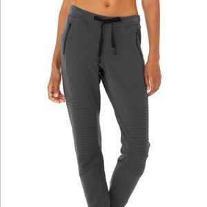 BNWT Alo Yoga Urban amigo Sweatpant in Anthracite